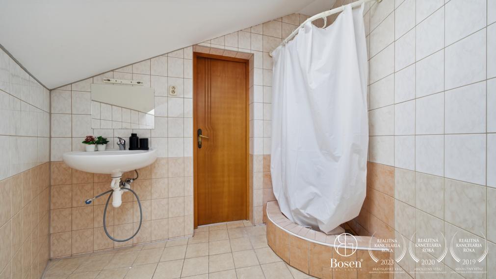 BOSEN | 10 izbový priestranný viacgeneračný RD s potenciálom, Kyselica, 365 m2