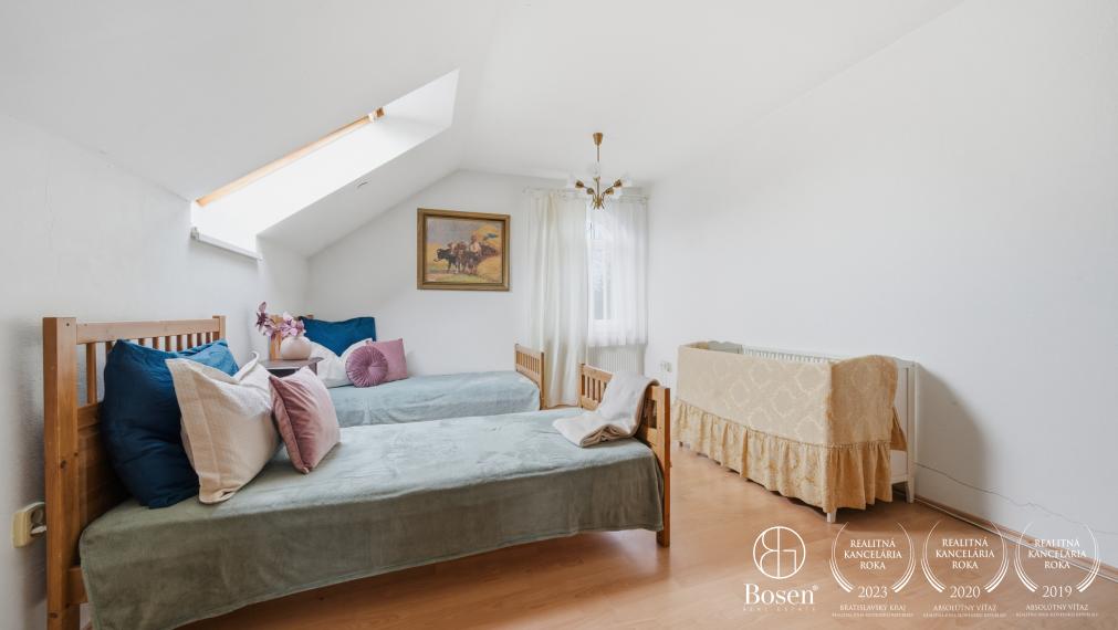 BOSEN | 10 izbový priestranný viacgeneračný RD s potenciálom, Kyselica, 365 m2