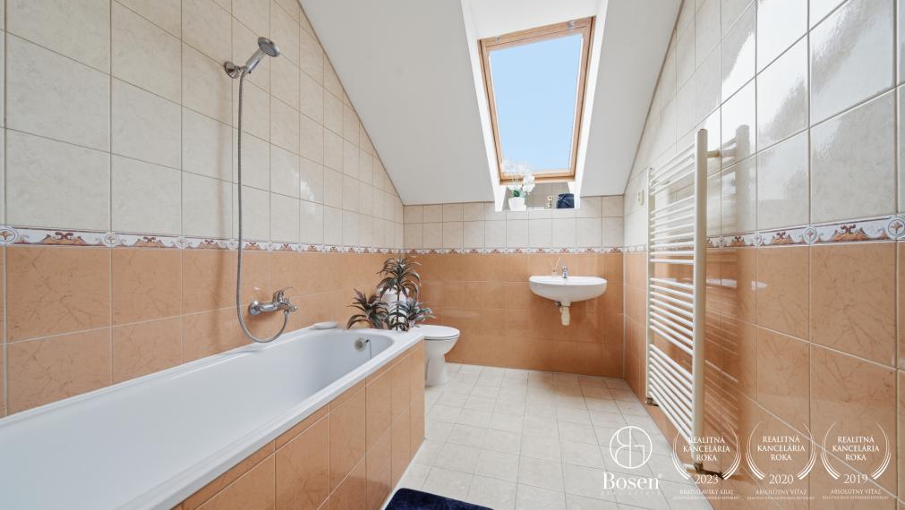 BOSEN | 10 izbový priestranný viacgeneračný RD s potenciálom, Kyselica, 365 m2