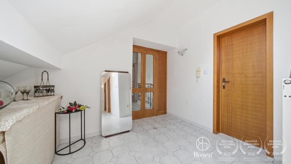 BOSEN | 10 izbový priestranný viacgeneračný RD s potenciálom, Kyselica, 365 m2