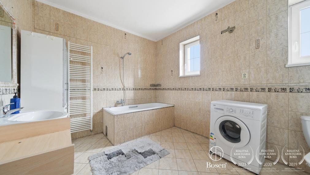 BOSEN | 10 izbový priestranný viacgeneračný RD s potenciálom, Kyselica, 365 m2