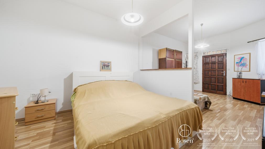 BOSEN | 10 izbový priestranný viacgeneračný RD s potenciálom, Kyselica, 365 m2