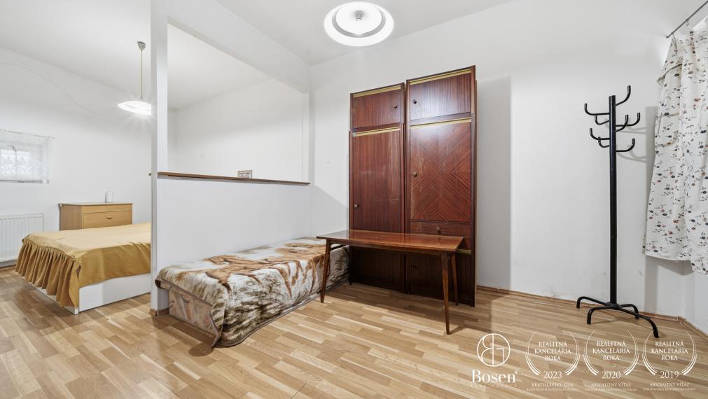 BOSEN | 10 izbový priestranný viacgeneračný RD s potenciálom, Kyselica, 365 m2