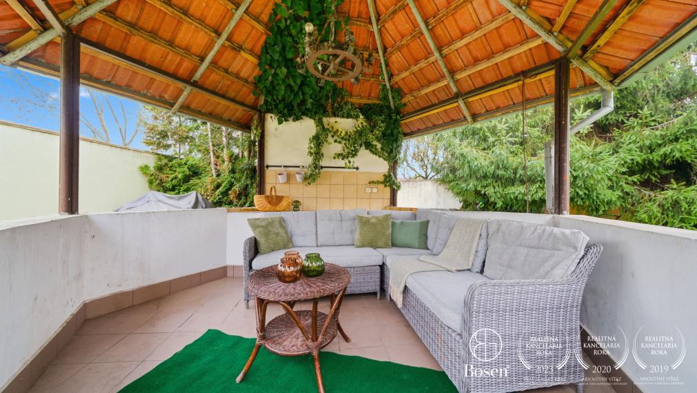 BOSEN | 10 izbový priestranný viacgeneračný RD s potenciálom, Kyselica, 365 m2