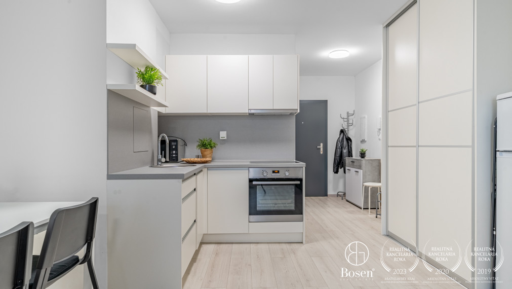 Bosen | Svetlá a moderne zariadená garsónka v Ružinove