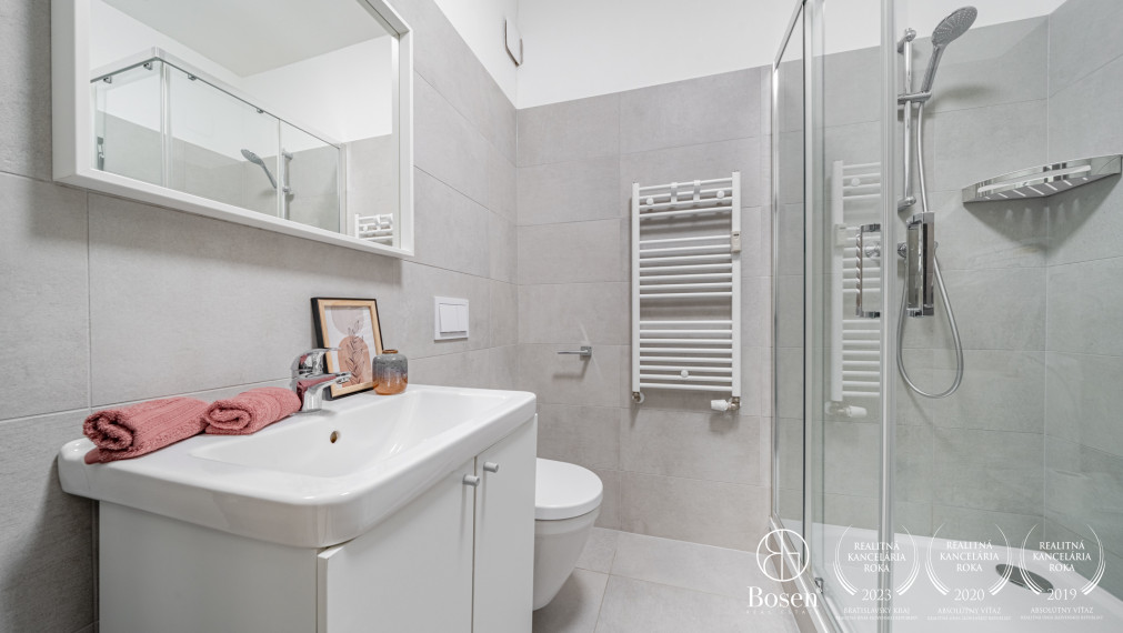 Bosen | Svetlá a moderne zariadená garsónka v Ružinove