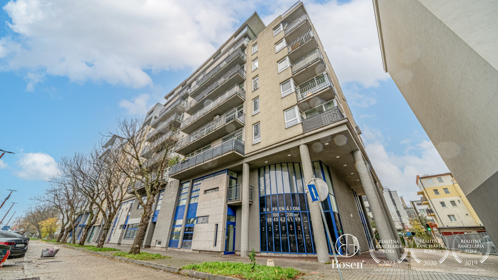 Bosen | Svetlá a moderne zariadená garsónka v Ružinove