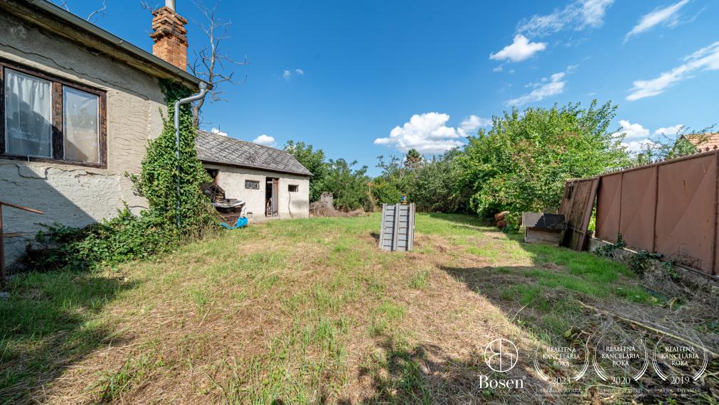 BOSEN | Pozemok 727 m² (Mierovo) s domom na obnovu alebo výstavbu novostavby
