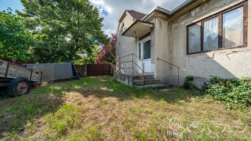 BOSEN | Pozemok 727 m² (Mierovo) s domom na obnovu alebo výstavbu novostavby