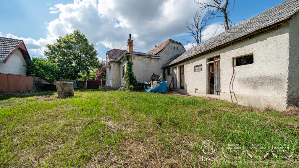 BOSEN | Pozemok 727 m² (Mierovo) s domom na obnovu alebo výstavbu novostavby