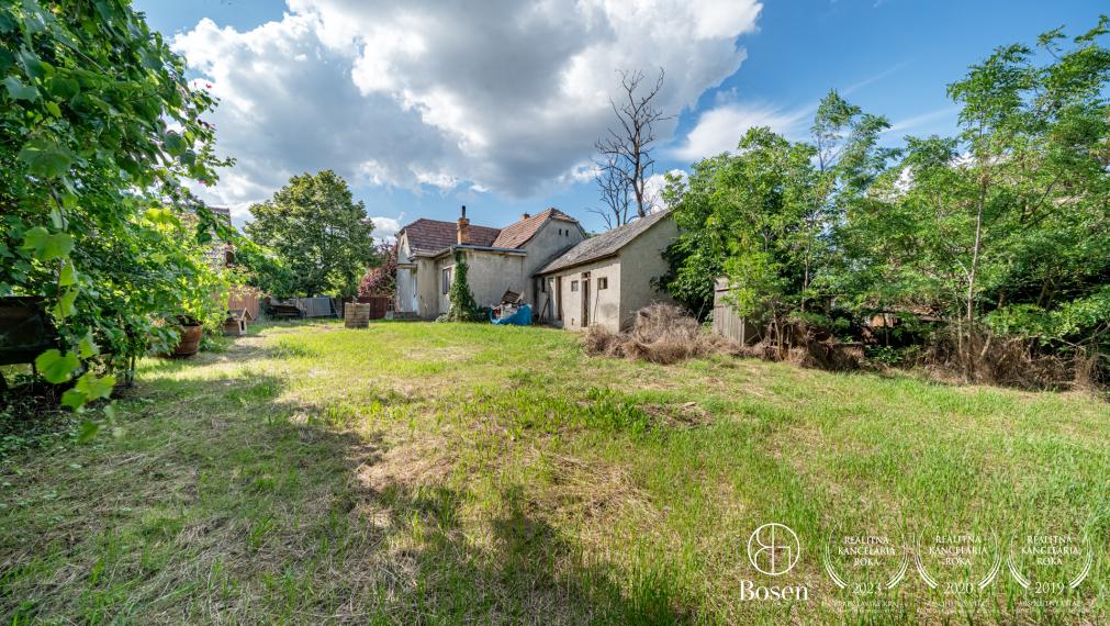 BOSEN | Pozemok 727 m² (Mierovo) s domom na obnovu alebo výstavbu novostavby