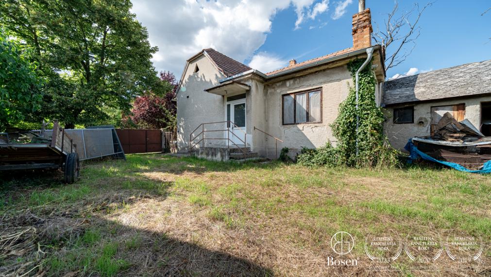 BOSEN | Pozemok 727 m² (Mierovo) s domom na obnovu alebo výstavbu novostavby