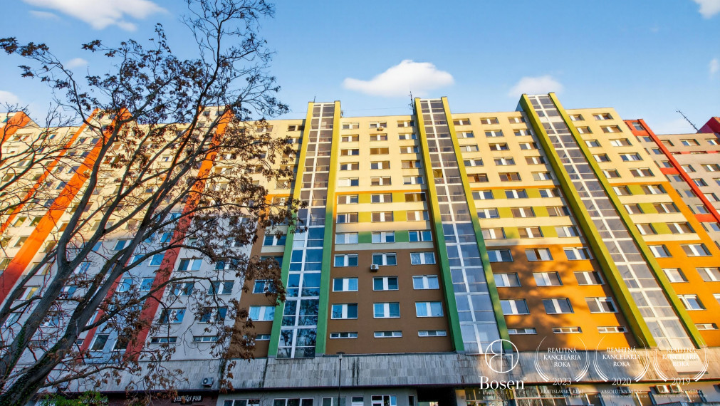 BOSEN | REZERVOVANÉ! Na predaj zariadená garsónka s loggiou Rovniankova ulica, Bratislava