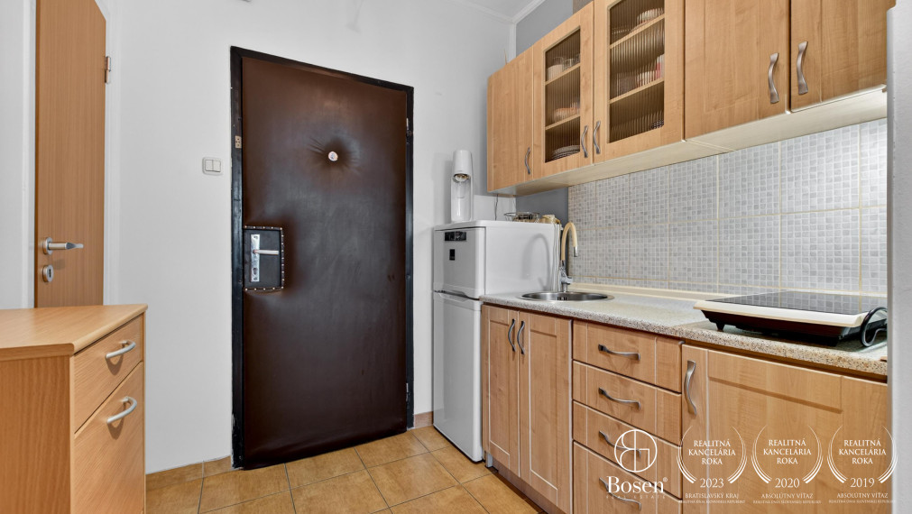 BOSEN | REZERVOVANÉ! Na predaj zariadená garsónka s loggiou Rovniankova ulica, Bratislava