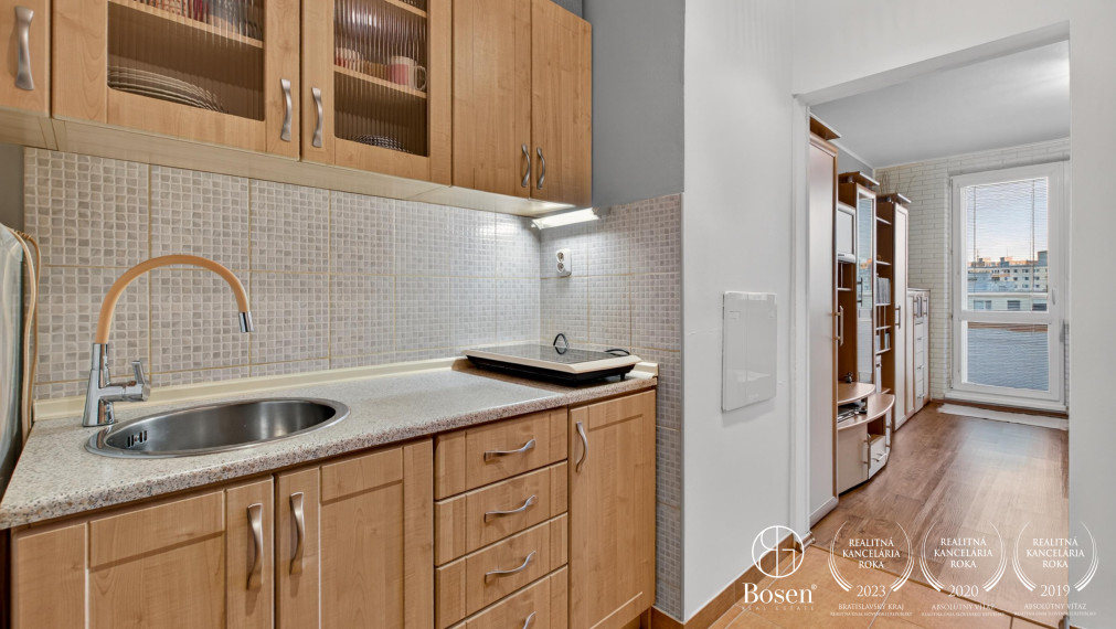 BOSEN | REZERVOVANÉ! Na predaj zariadená garsónka s loggiou Rovniankova ulica, Bratislava