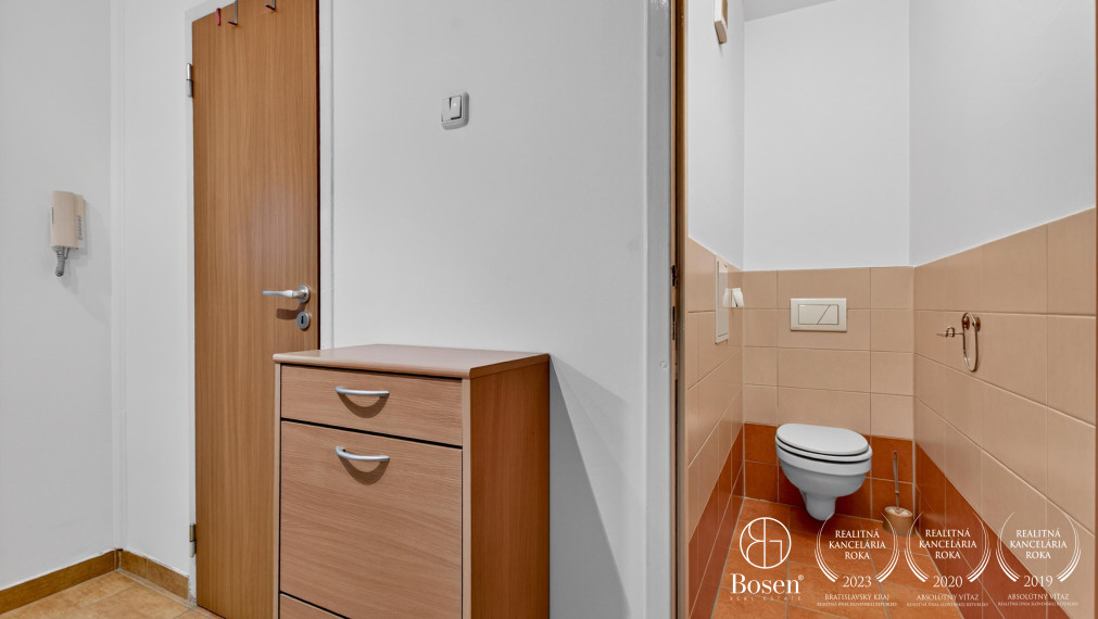 BOSEN | REZERVOVANÉ! Na predaj zariadená garsónka s loggiou Rovniankova ulica, Bratislava