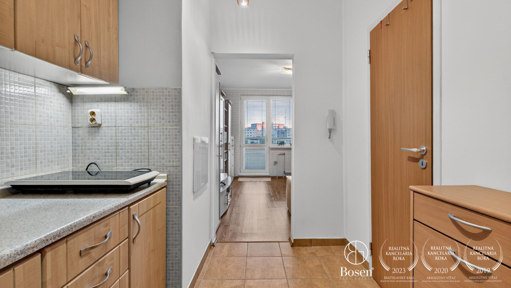 BOSEN | REZERVOVANÉ! Na predaj zariadená garsónka s loggiou Rovniankova ulica, Bratislava