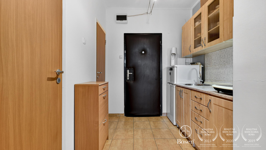 BOSEN | REZERVOVANÉ! Na predaj zariadená garsónka s loggiou Rovniankova ulica, Bratislava