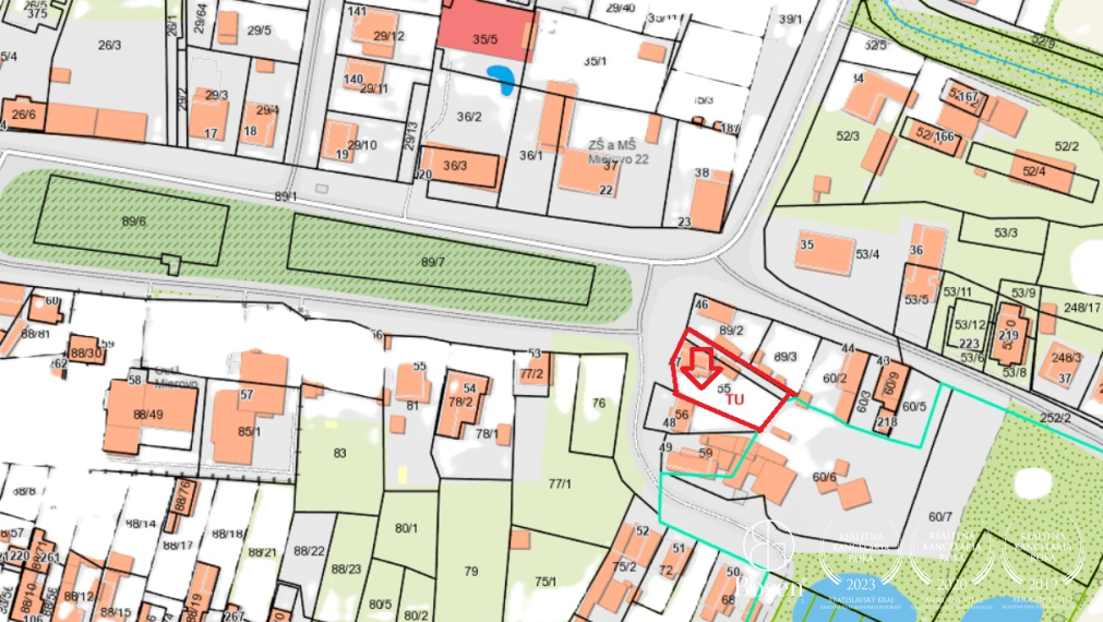 BOSEN | Pozemok 727 m² (Mierovo) s domom na obnovu alebo výstavbu novostavby