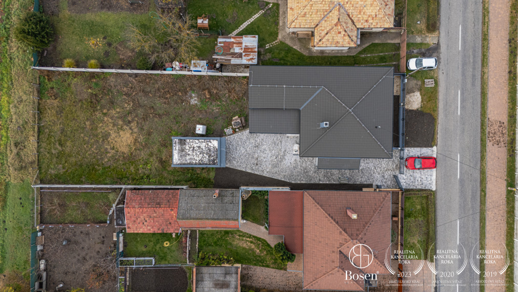 BOSEN | Moderný rodinný dom 147 m2 s veľkou záhradou, garáž, pivnica, Veľké Dvorníky