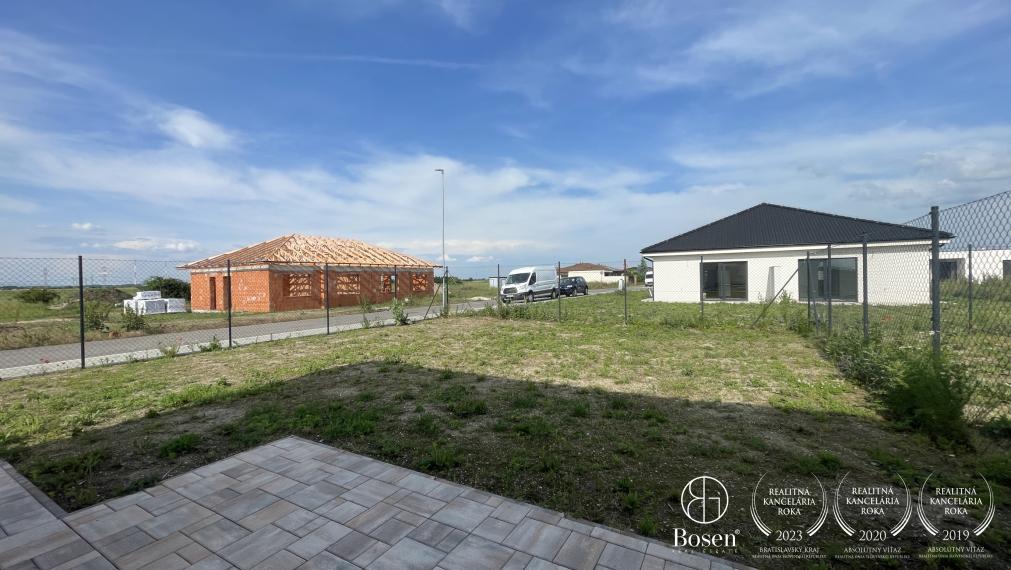 BOSEN | Zariadený trojizbový byt v dvojdome v novej tichej lokalite, Miloslavov, Liesková, 425 m2