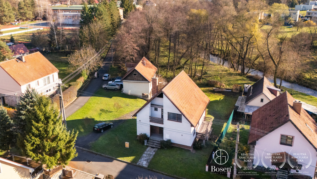 Priestranný rodinný dom s garážou – Hontianske Nemce