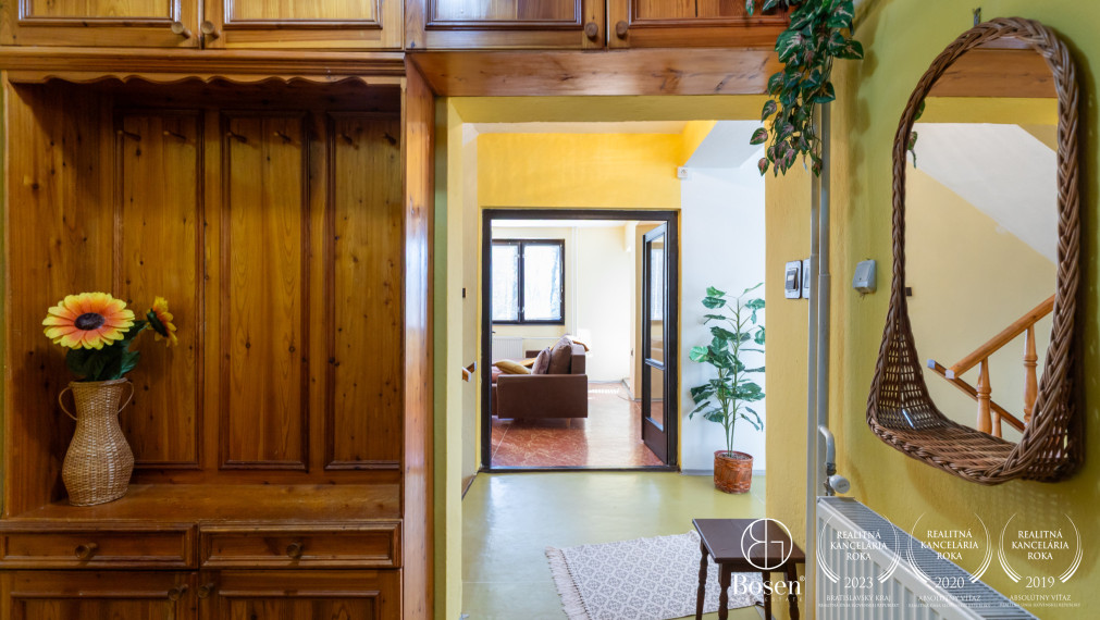 Priestranný rodinný dom s garážou – Hontianske Nemce