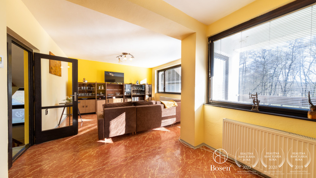 Priestranný rodinný dom s garážou – Hontianske Nemce