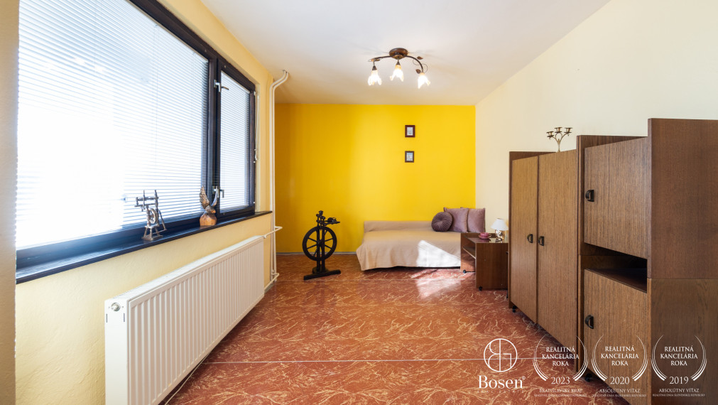 Priestranný rodinný dom s garážou – Hontianske Nemce