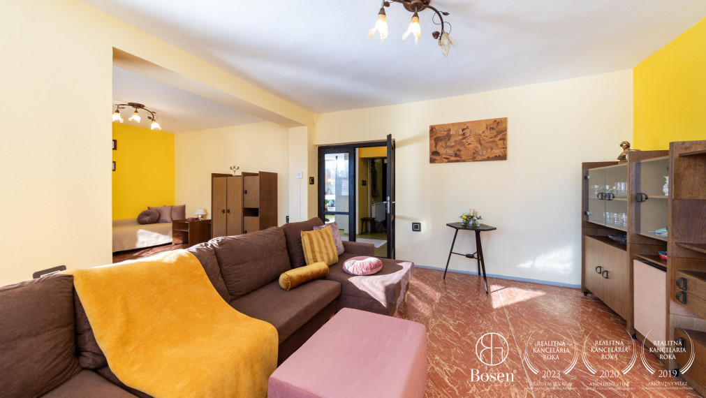 Priestranný rodinný dom s garážou – Hontianske Nemce