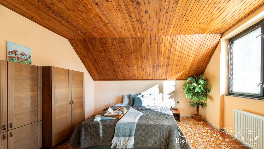 Priestranný rodinný dom s garážou – Hontianske Nemce