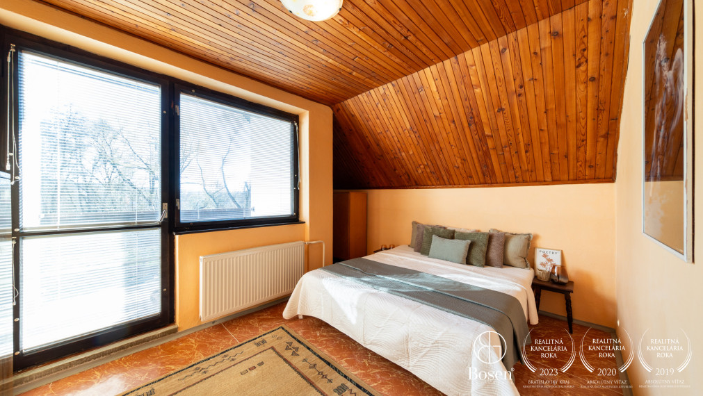 Priestranný rodinný dom s garážou – Hontianske Nemce