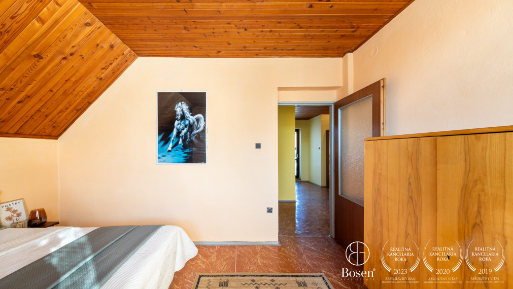 Priestranný rodinný dom s garážou – Hontianske Nemce