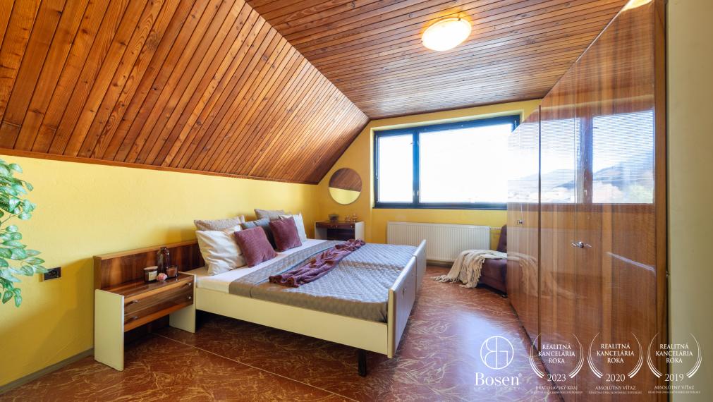 Priestranný rodinný dom s garážou – Hontianske Nemce