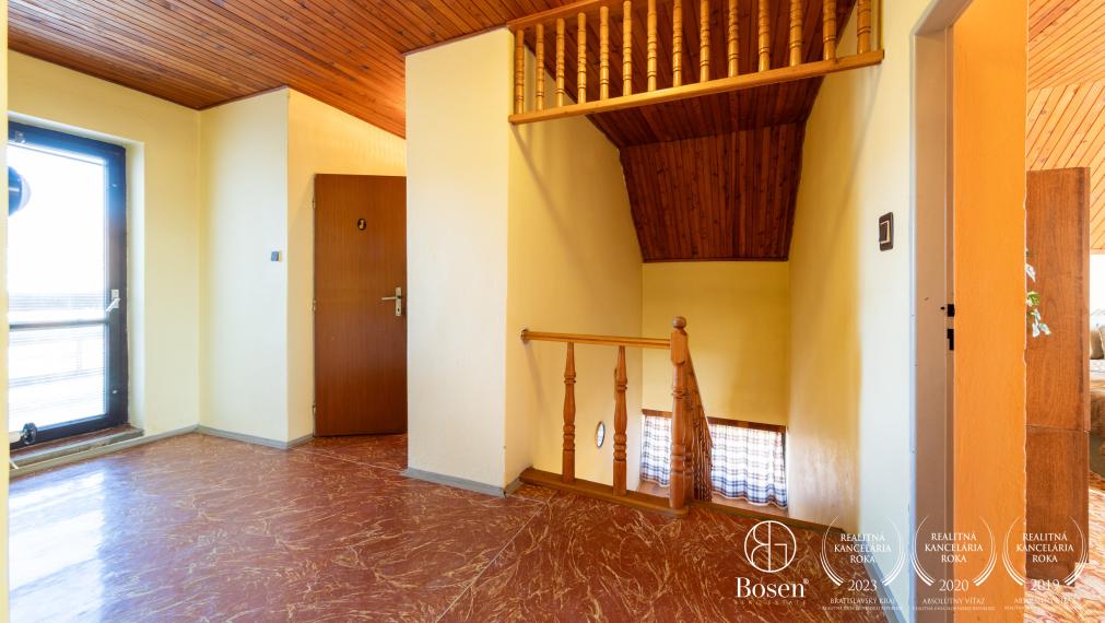 Priestranný rodinný dom s garážou – Hontianske Nemce