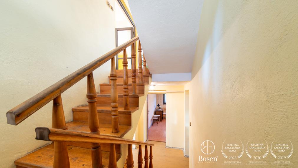 Priestranný rodinný dom s garážou – Hontianske Nemce