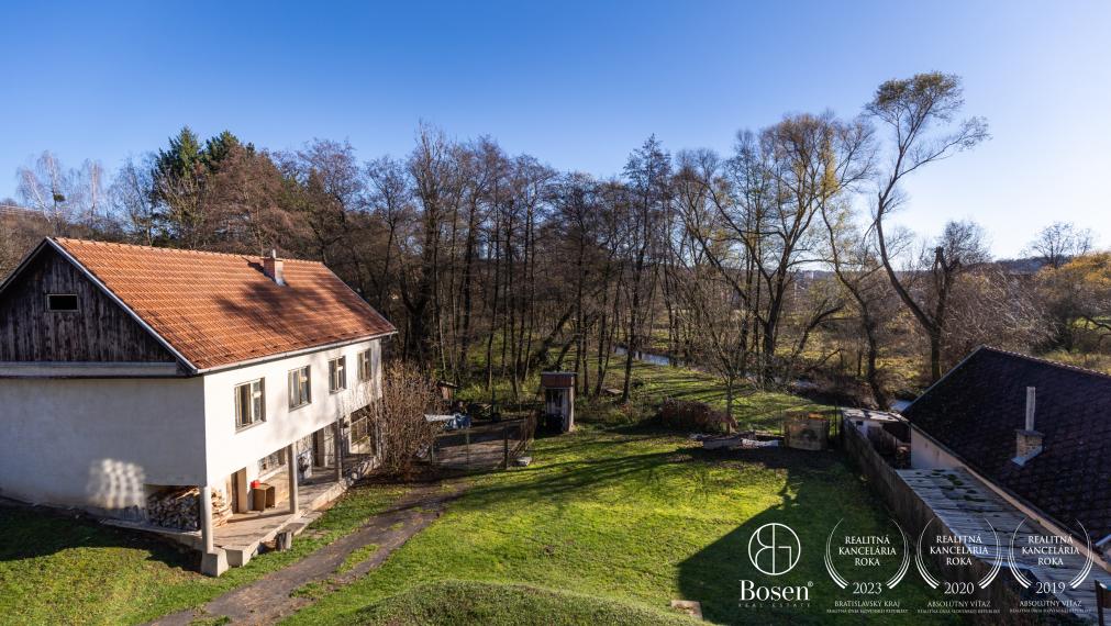 Priestranný rodinný dom s garážou – Hontianske Nemce