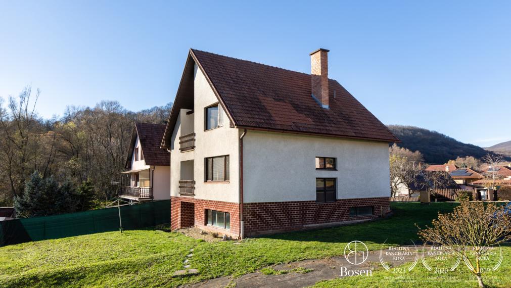 Priestranný rodinný dom s garážou – Hontianske Nemce