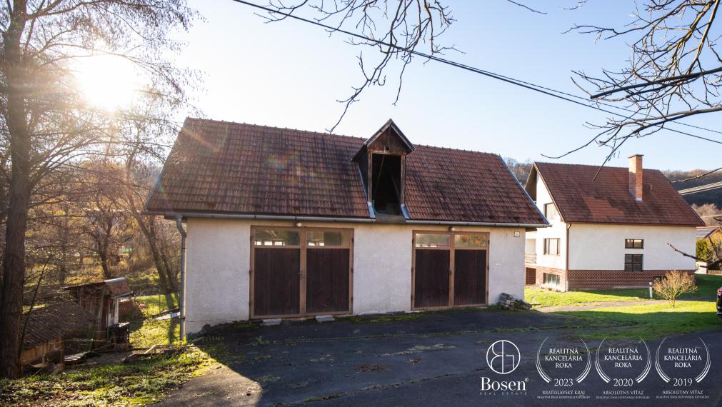 Priestranný rodinný dom s garážou – Hontianske Nemce