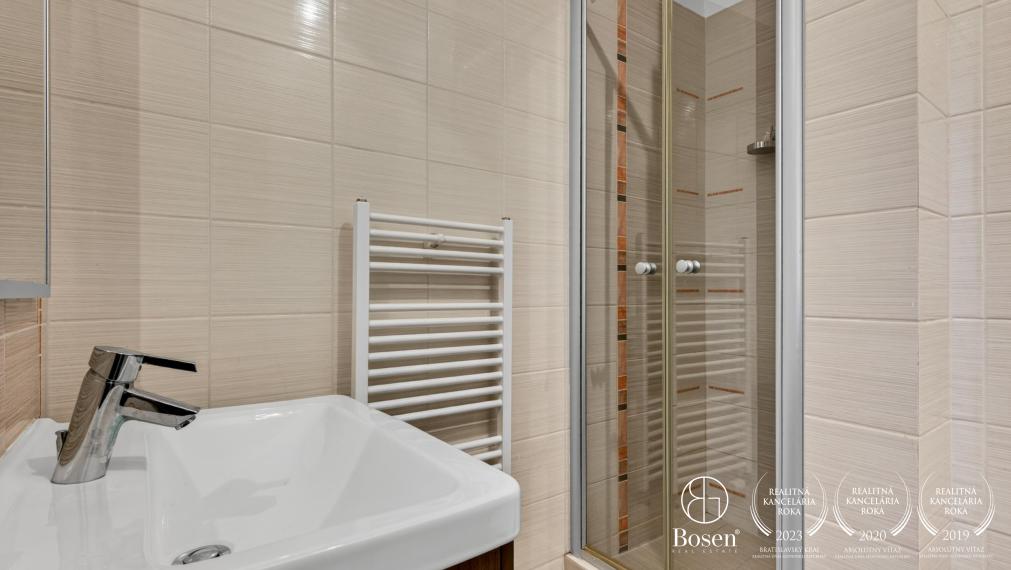 BOSEN | Na prenájom 4 izbový byt s veľkou terasou, zimnou záhradou a parkovacím miestom