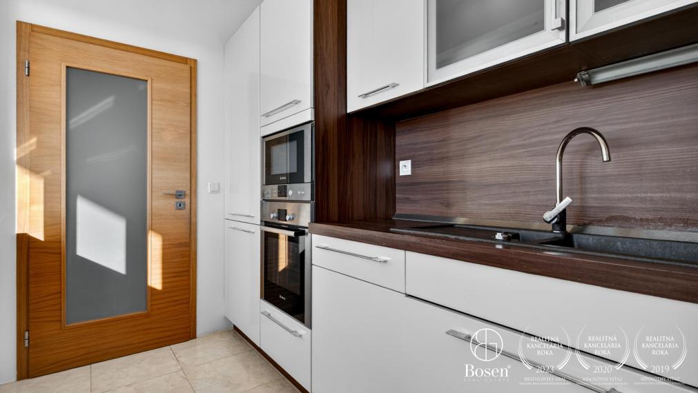 BOSEN | Na prenájom 4 izbový byt s veľkou terasou, zimnou záhradou a parkovacím miestom