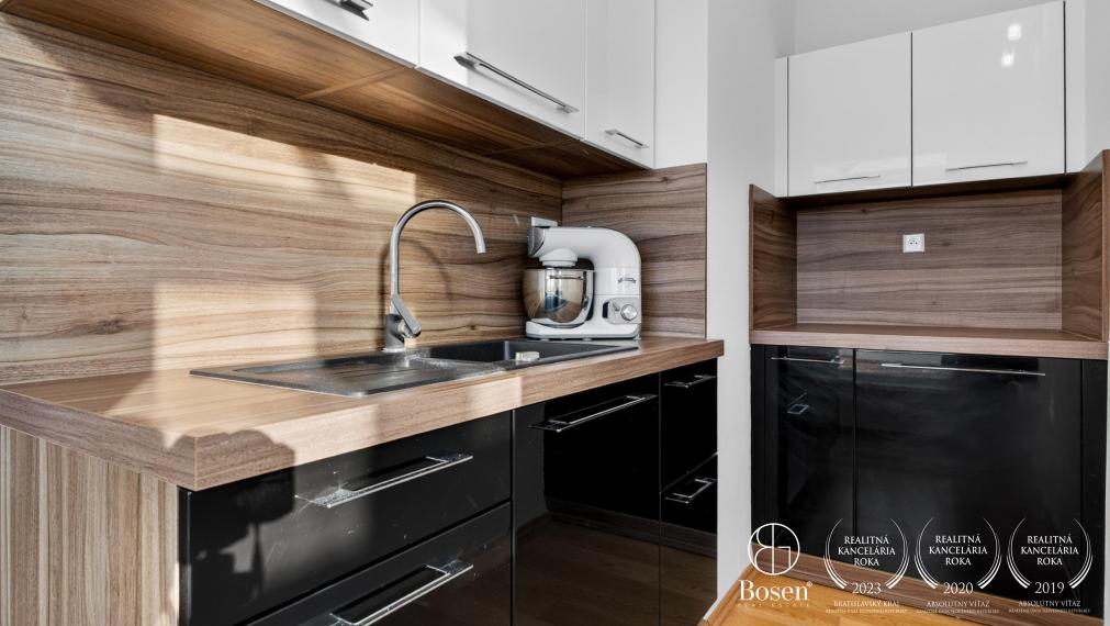 BOSEN | Na prenájom 4 izbový byt s veľkou terasou, zimnou záhradou a parkovacím miestom