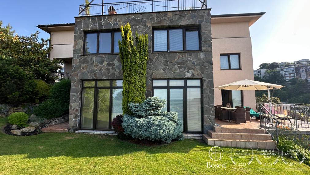 BOSEN | Priestranný 4-izbový byt 140 m² s 40 m² terasou – Hradný kopec, panoramatický výhľad