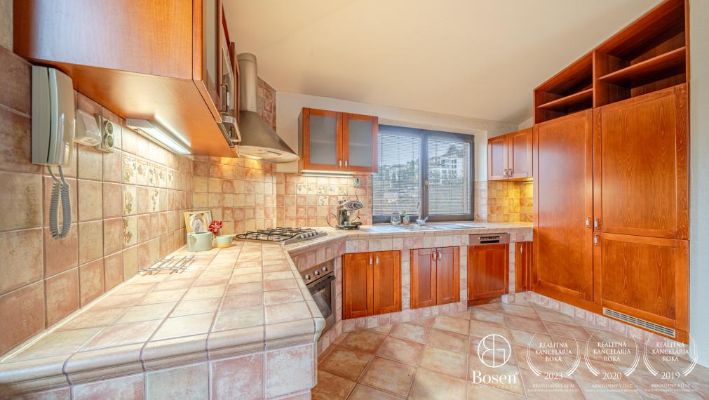 BOSEN | Priestranný 4-izbový byt 140 m² s 40 m² terasou – Hradný kopec, panoramatický výhľad