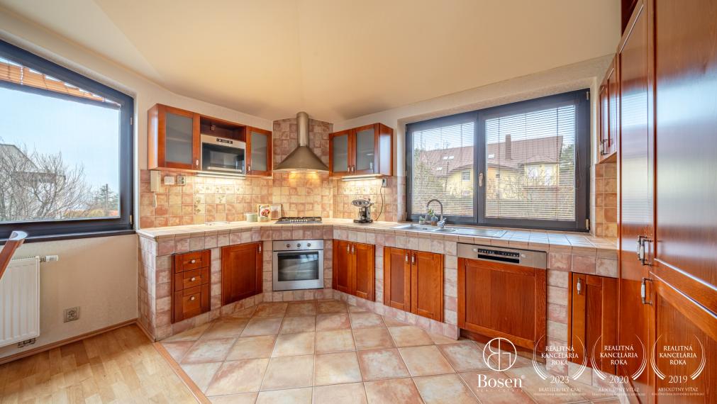 BOSEN | Priestranný 4-izbový byt 140 m² s 40 m² terasou – Hradný kopec, panoramatický výhľad