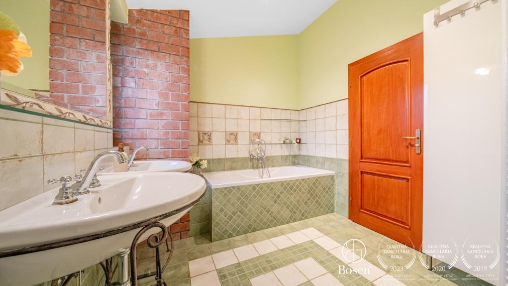 BOSEN | Priestranný 4-izbový byt 140 m² s 40 m² terasou – Hradný kopec, panoramatický výhľad