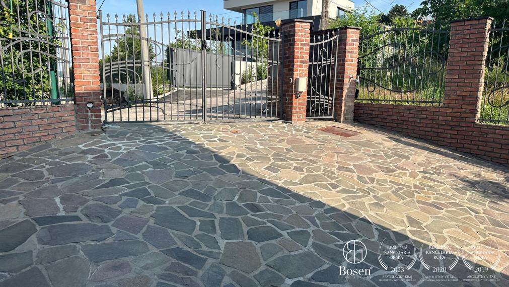 BOSEN | Priestranný 4-izbový byt 140 m² s 40 m² terasou – Hradný kopec, panoramatický výhľad