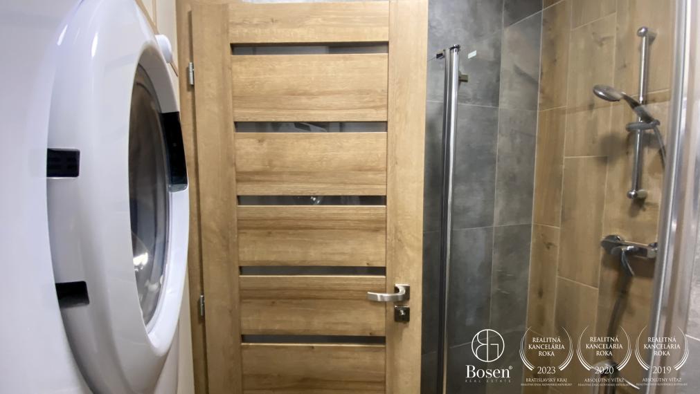 BOSEN| Garsónka s terasou a predzáhradkou