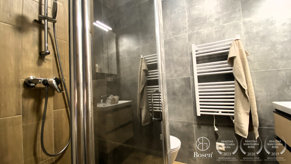 BOSEN| Garsónka s terasou a predzáhradkou