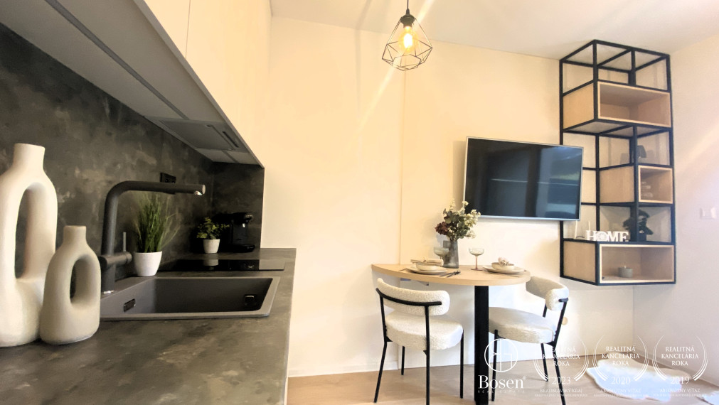 BOSEN| Garsónka s terasou a predzáhradkou